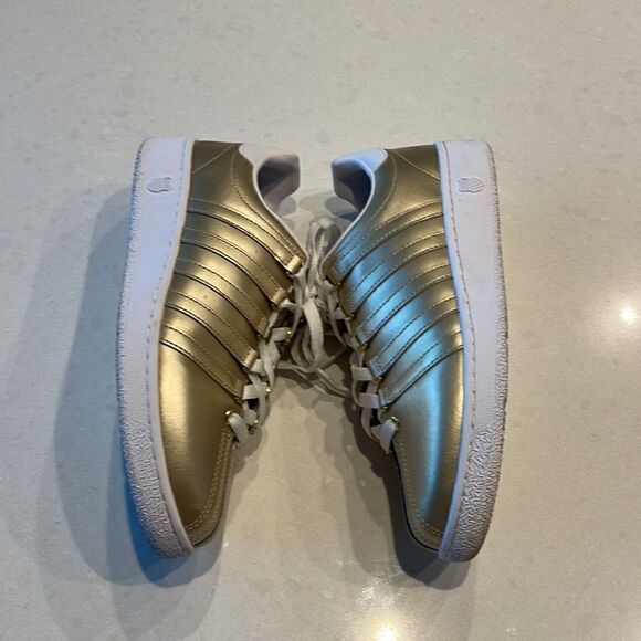 K-Swiss women’s size 10, gold white sneakers excellent condition, super fun. - Picture 5 of 8